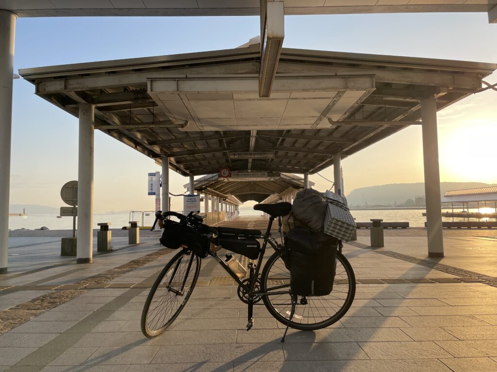 高松港と自転車