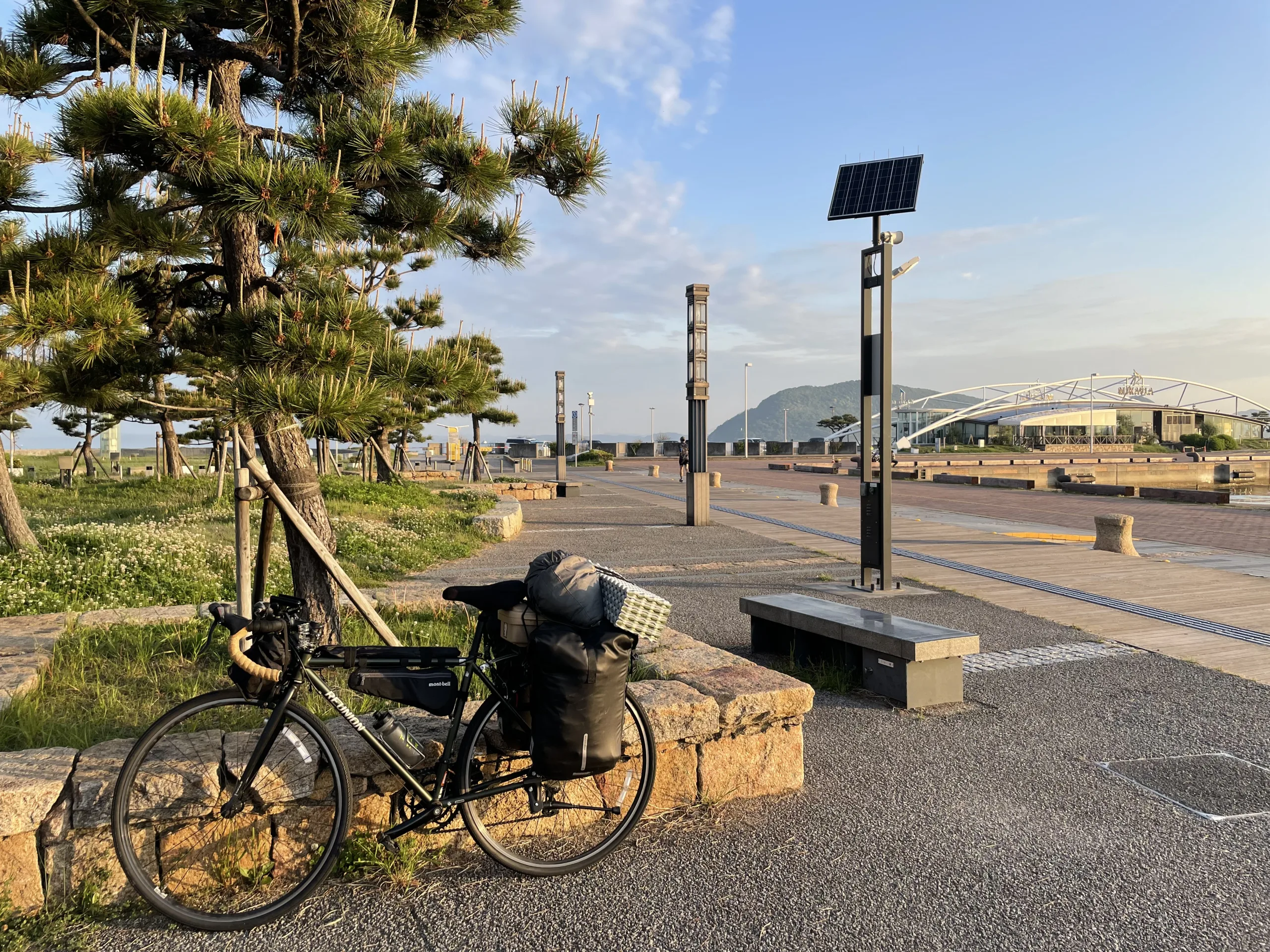 高松港に止めた自転車