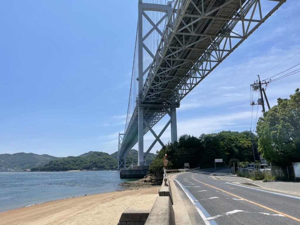 因島大橋の下