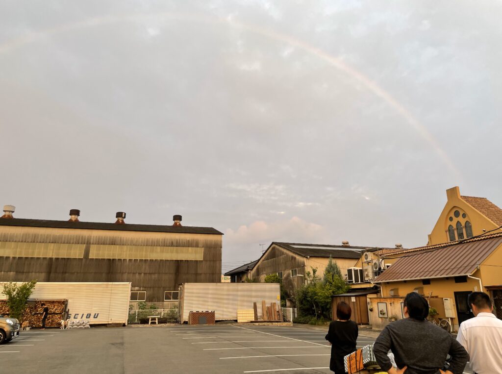あけぼのスタジオ駐車場の虹