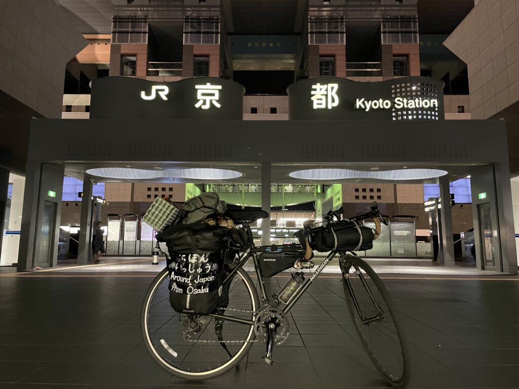 京都駅前で自転車撮影