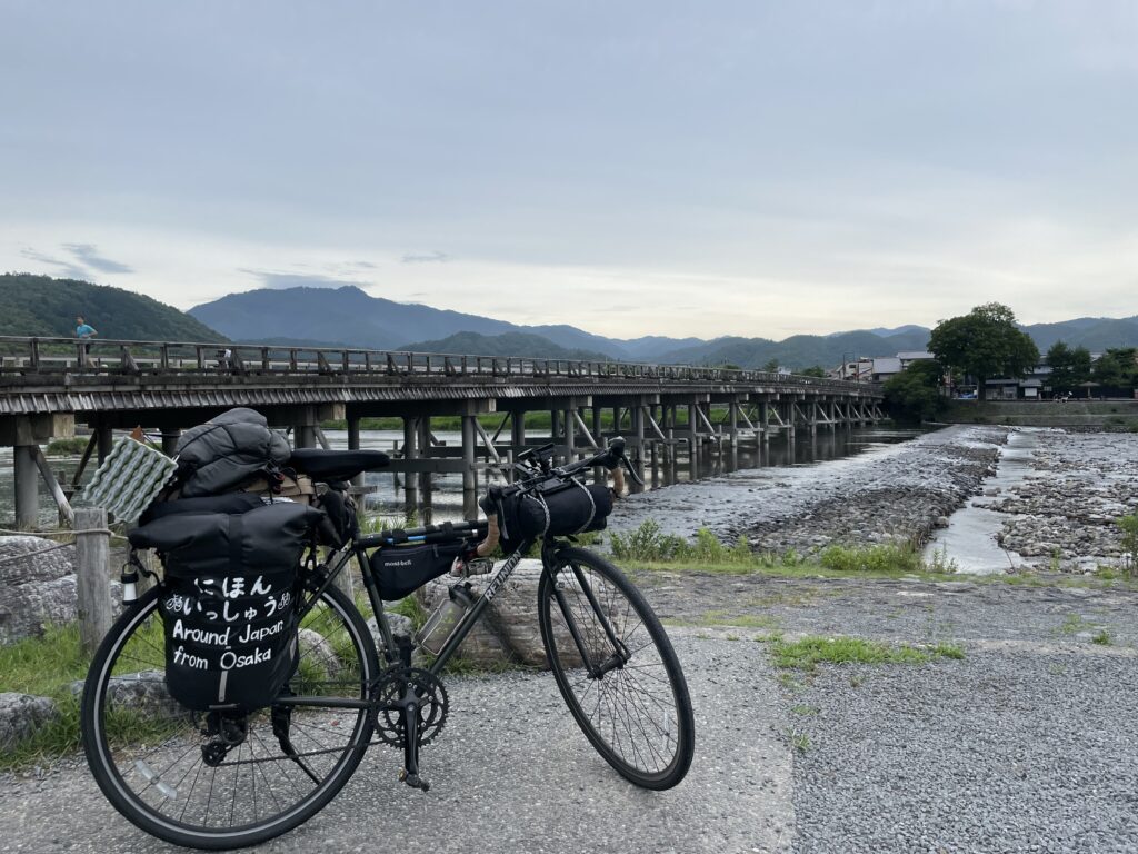 渡月橋と自転車