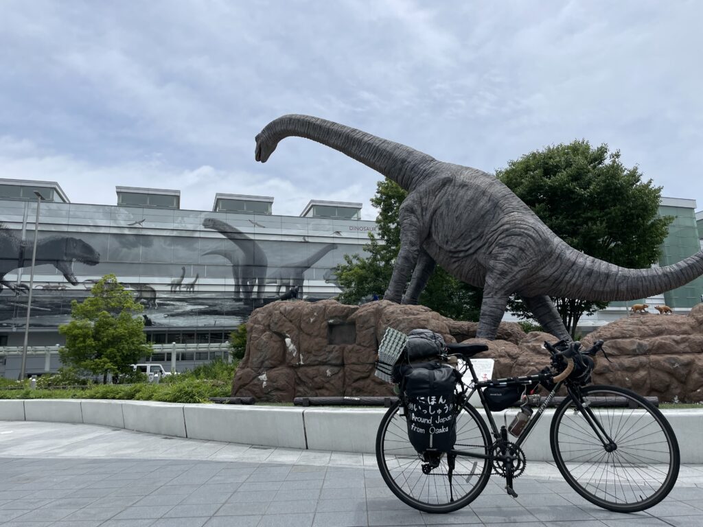 福井駅前の恐竜モニュメント