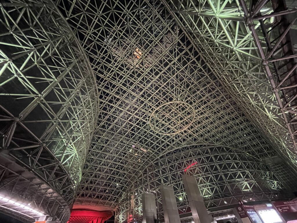 金沢駅の大屋根　天井