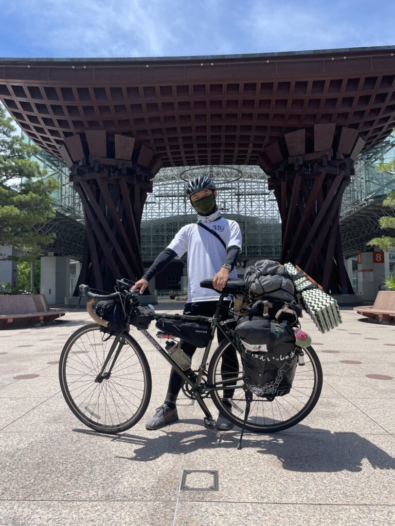 金沢駅前で自転車と撮影