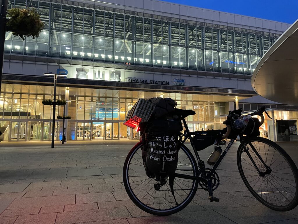 富山駅前で自転車と撮影