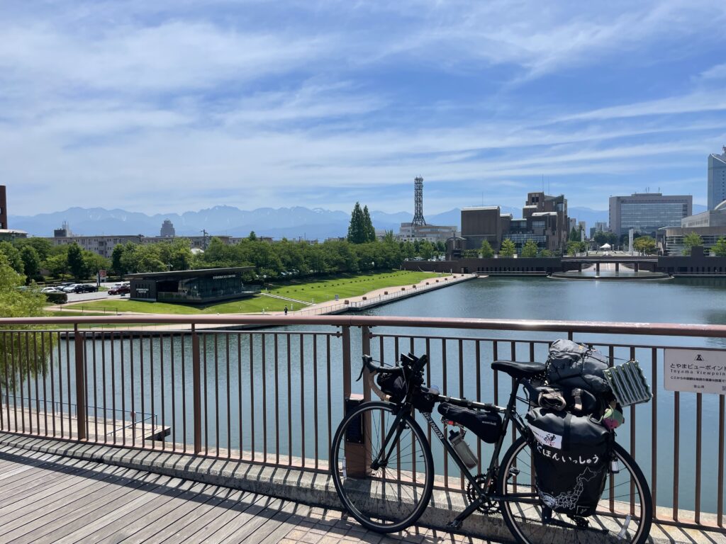 富岩運河環水公園のスターバックスと自転車