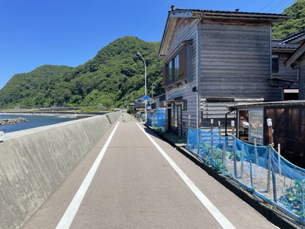 糸魚川市の海沿いの道