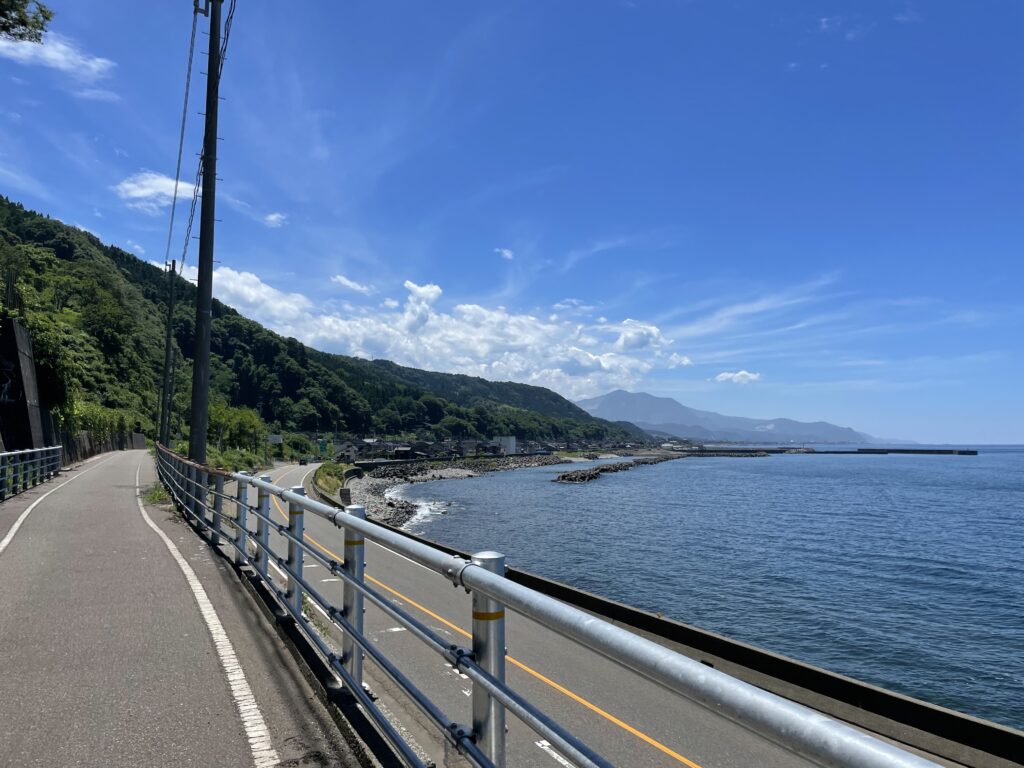 糸魚川市の海沿いの道から見た景色