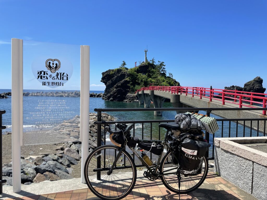 能生港灯台と自転車