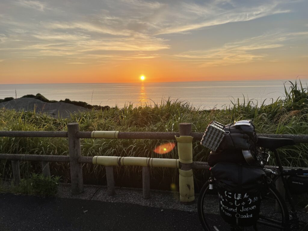 新潟の国道8号線から見る夕日