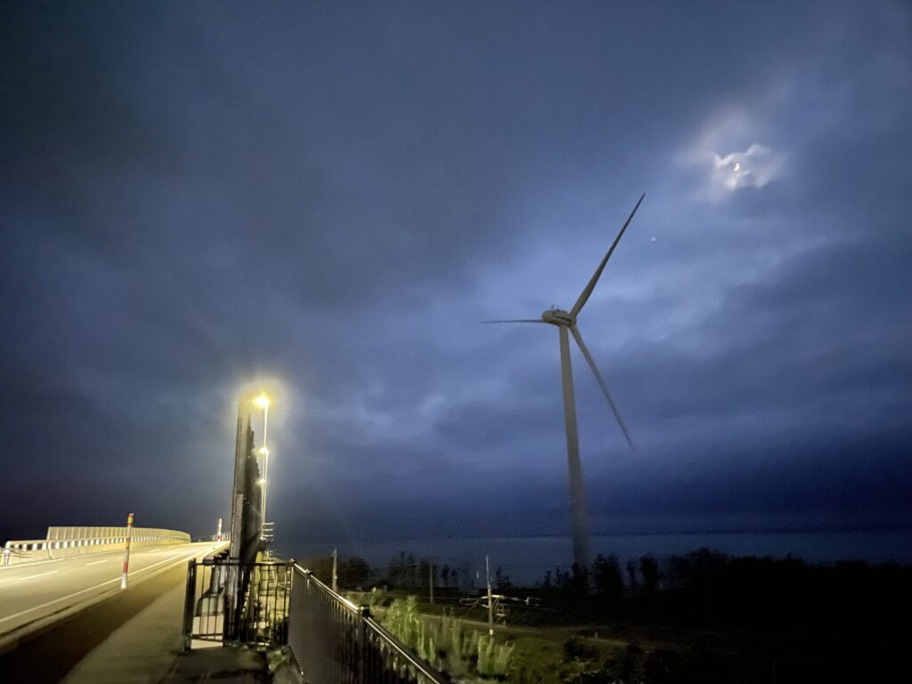 夜の国道7号線と風力発電