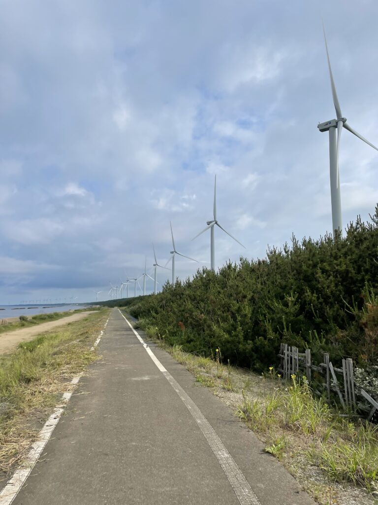 男鹿半島のサイクリングロードと風力発電