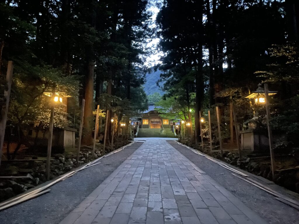 彌彦神社本殿へ通じる道