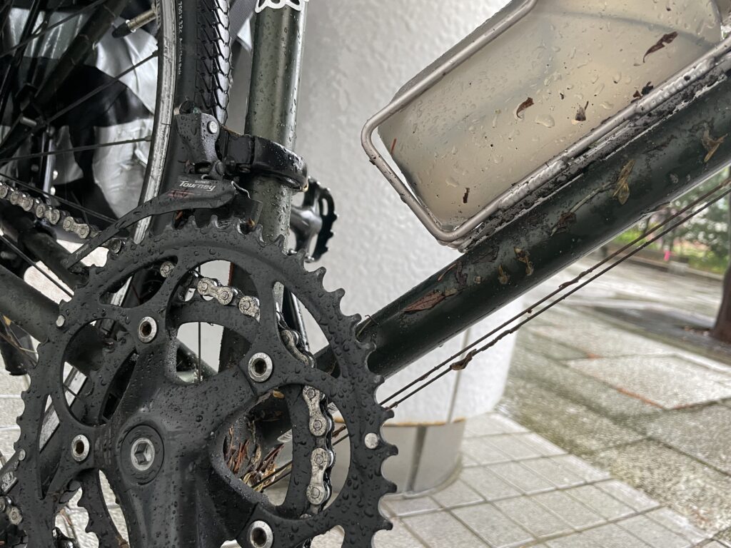 泥除けのない自転車のフレームにつくごみ