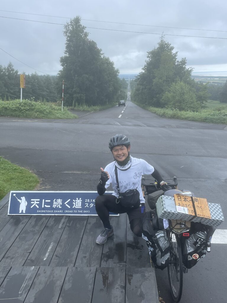 北海道の天に続く道で記念写真