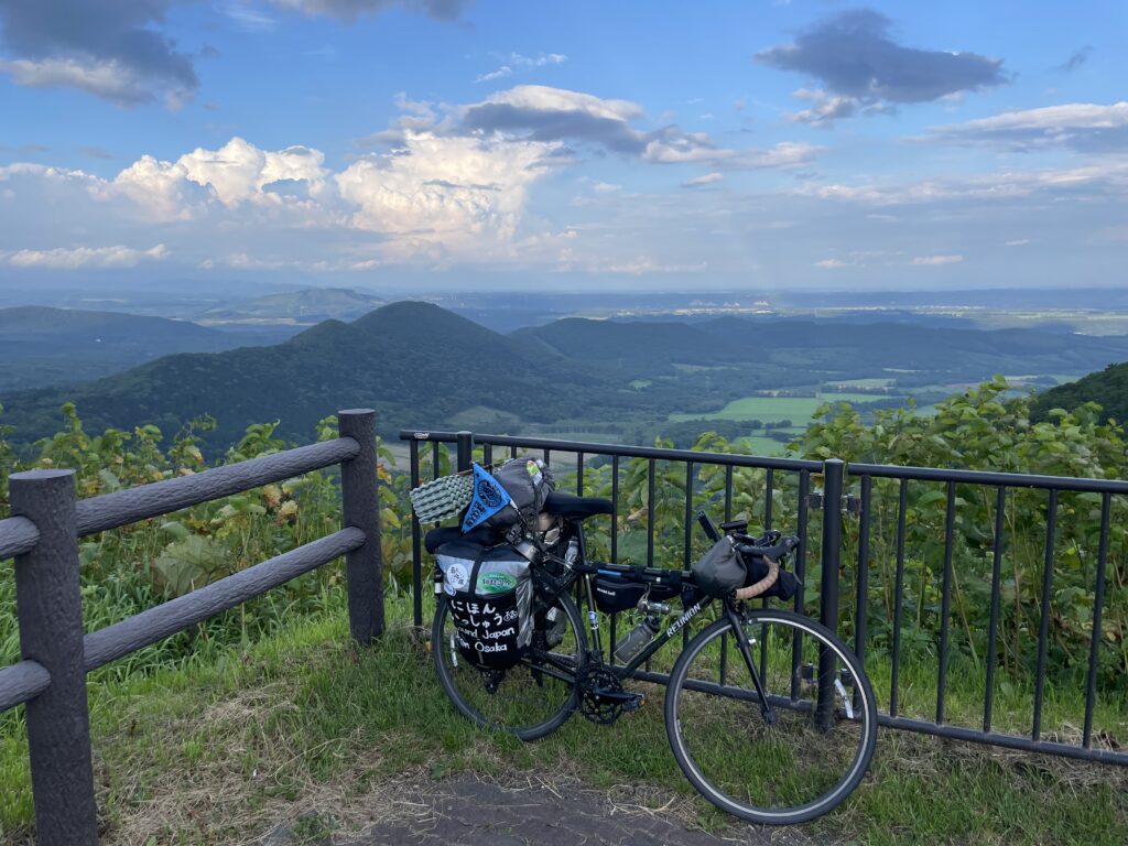 狩勝峠で自転車と記念写真