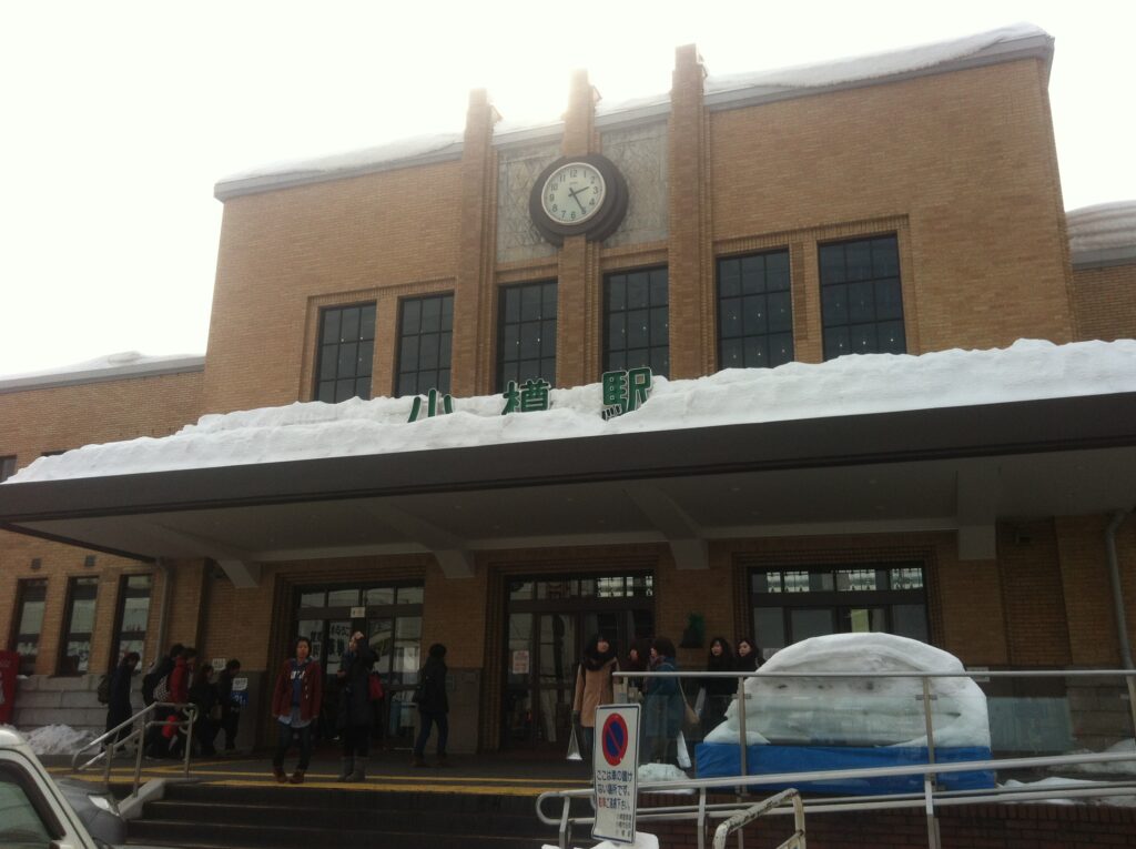 雪の小樽駅前