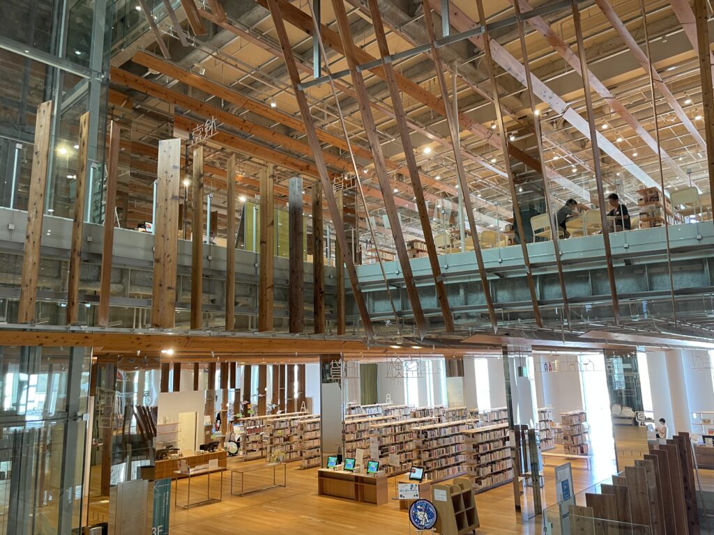 富山市立図書館内部