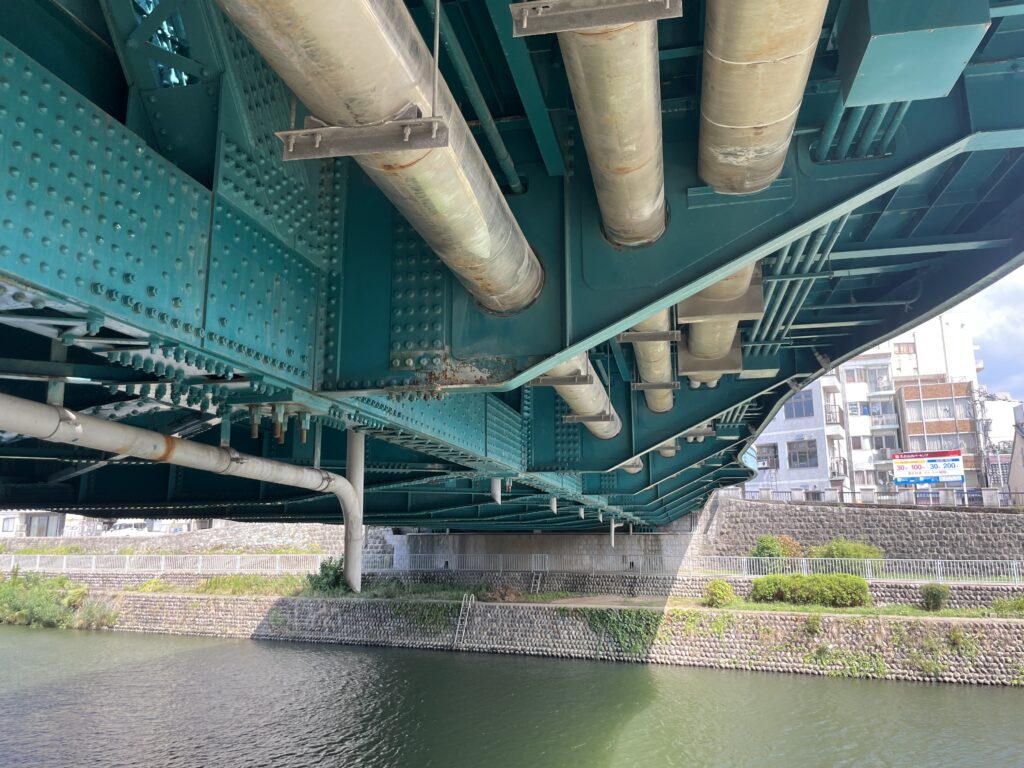 犀川大橋の裏側