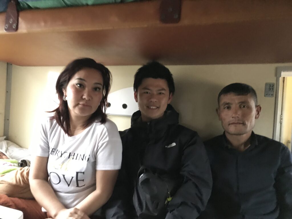 ウズベキスタンの寝台列車の中で出会った家族