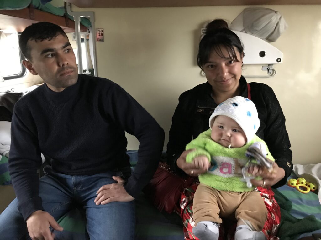 ウズベキスタンの寝台列車の中で出会った家族