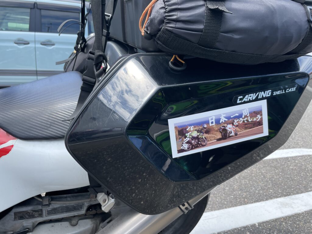 夫婦でバイク日本一周の方のバイクに貼られたステッカー