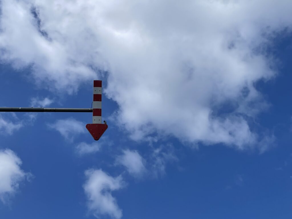 国道5号線の赤い矢印
