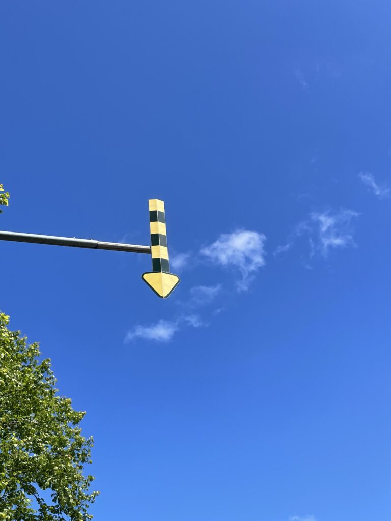 国道5号線の黄色い矢印