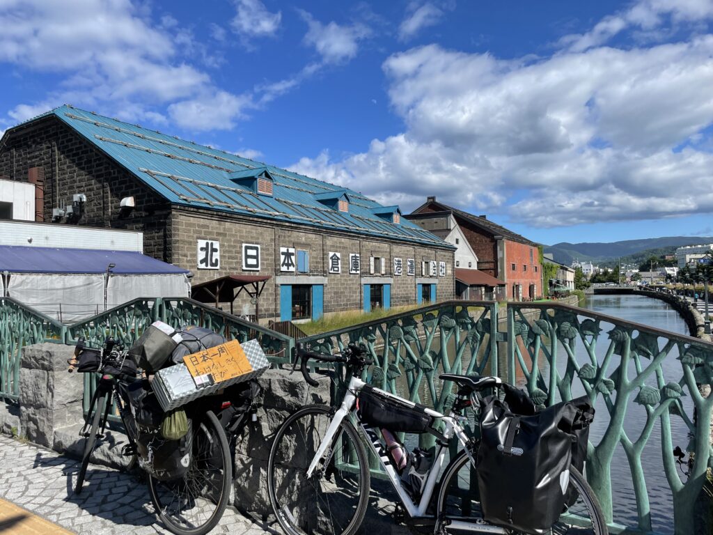 小樽運河前の旅の自転車