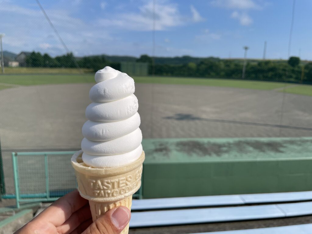 遠別町の野球場で食べるセイコーマートの北海道牛乳ソフト