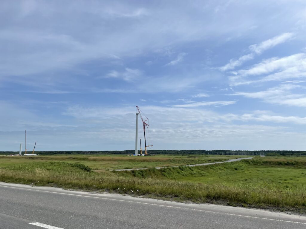 国道106号線で建設中の風車