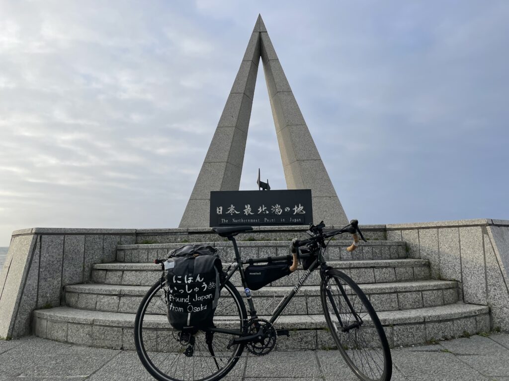 宗谷岬で自転車と記念写真