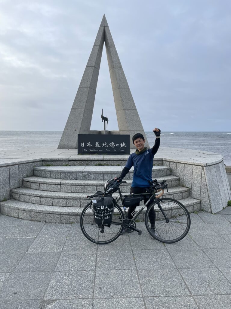 宗谷岬で自転車と記念写真