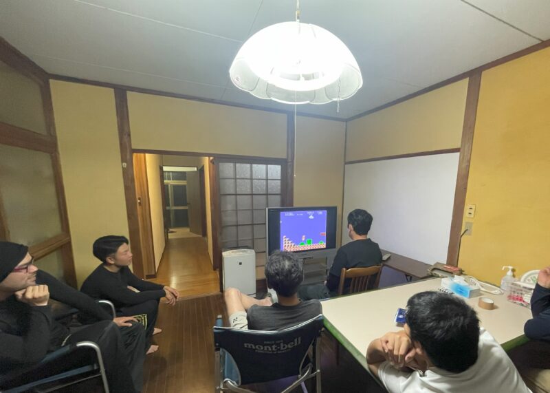 熊本おてつたびの宿泊寮で夜おてつたびメンバーでゲームをする様子