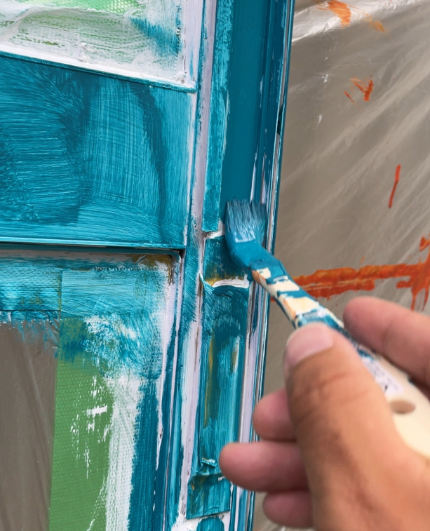SLOW HOUSE気仙沼の扉にペンキを塗る