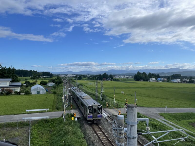 花巻市の電車と田んぼの風景
