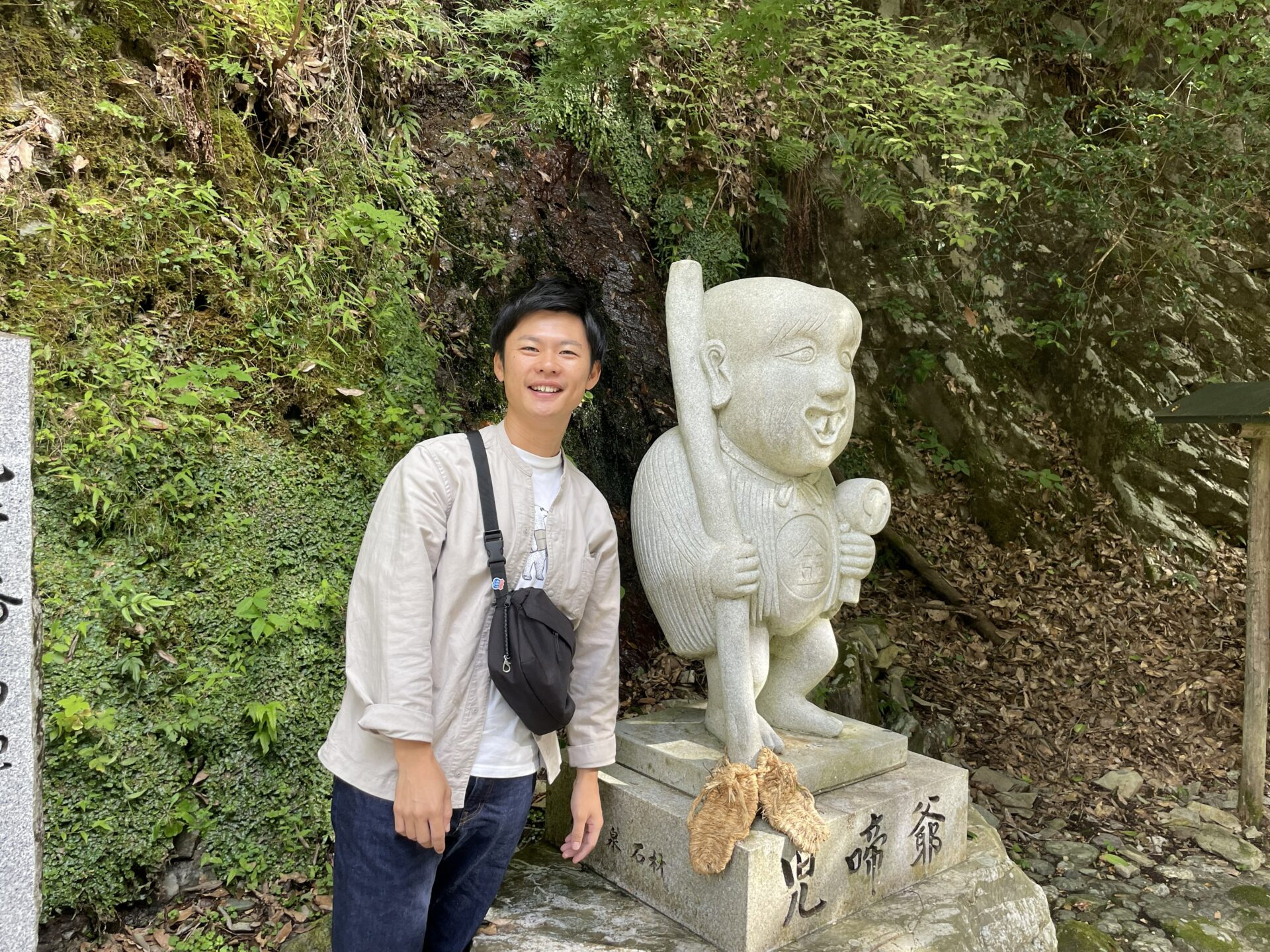 ホテルかずら橋近くの銅像と写真を撮る旅人