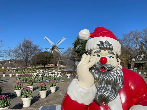 ふなばしアンデルセン公園の風車とサンタクロース