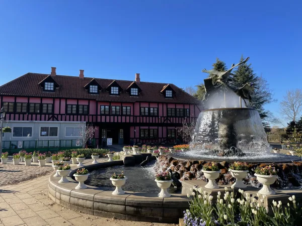 ふなばしアンデルセン公園の噴水と建物