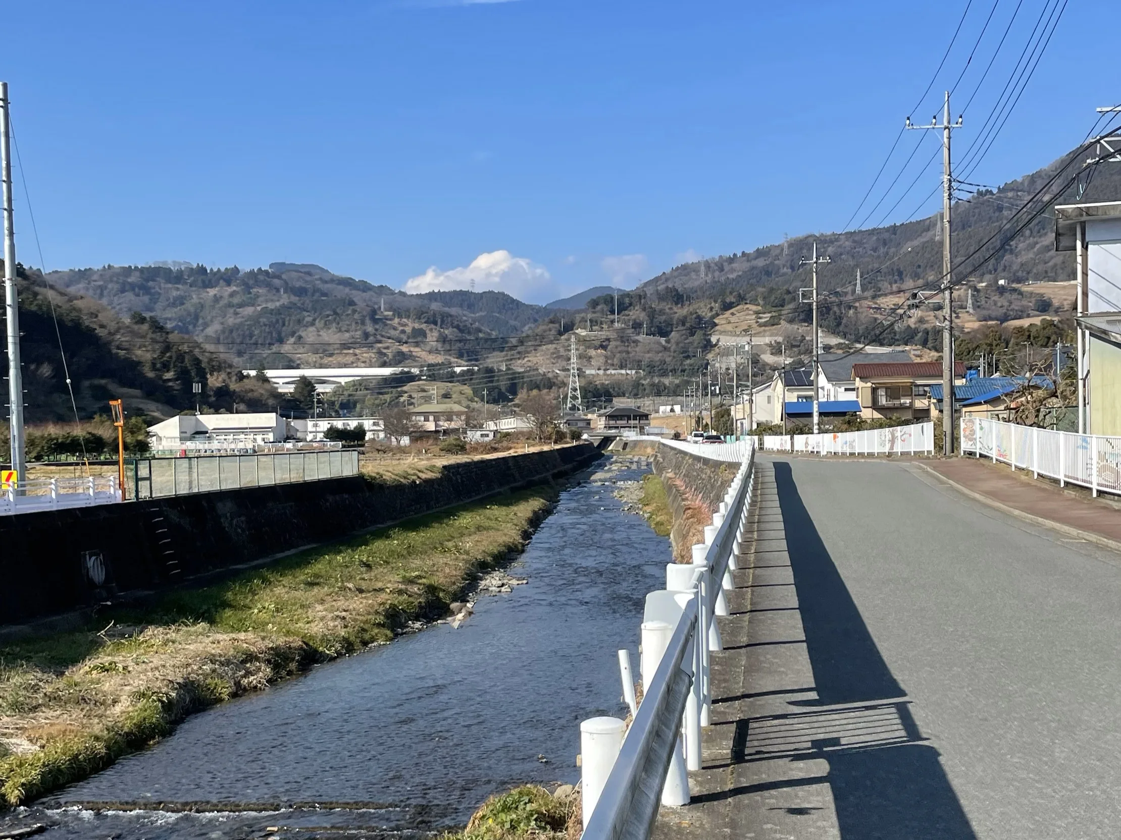 国道246号線に合流する川沿いの道