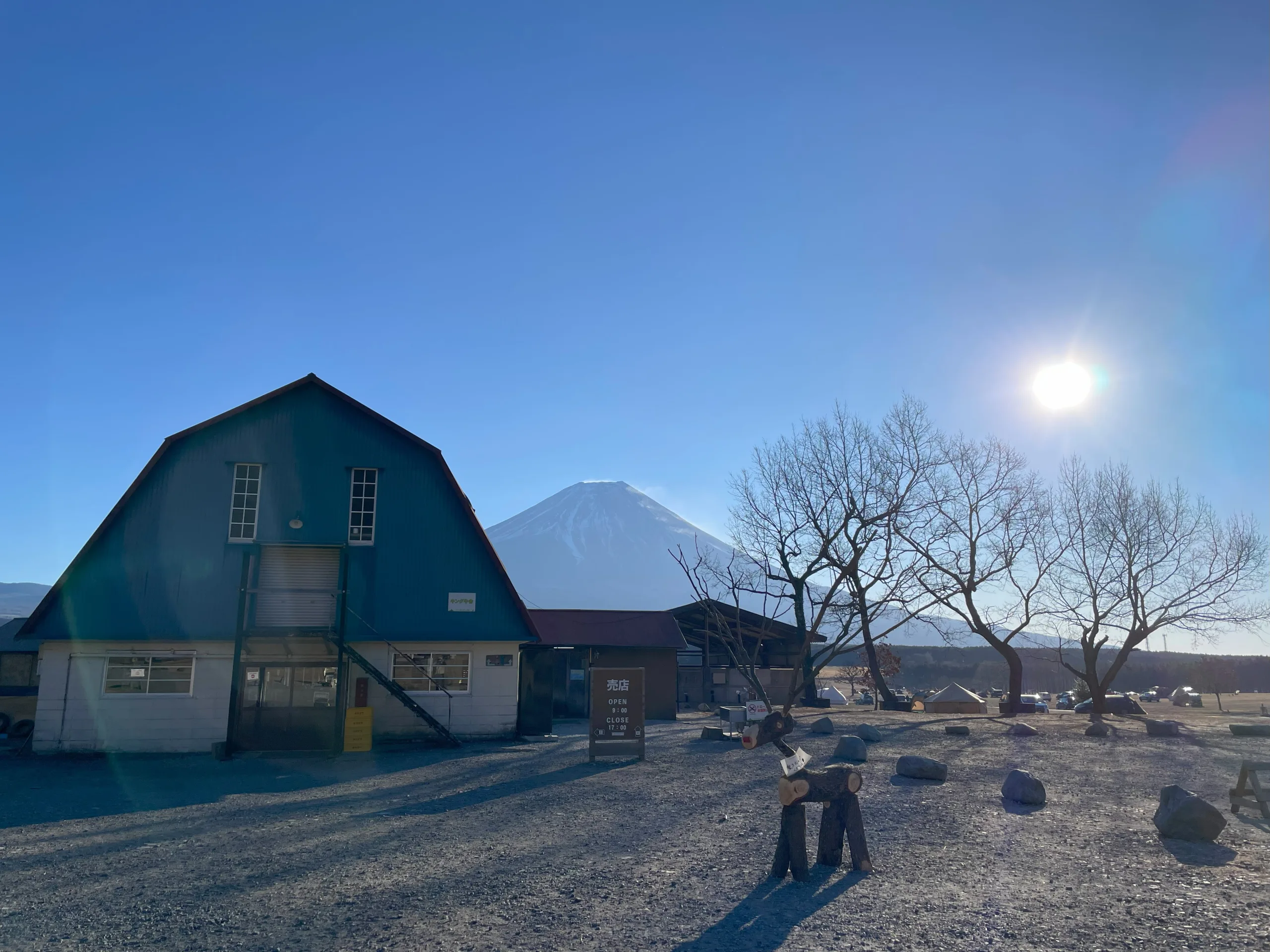 ふもとっぱらキャンプ場の売店と富士山