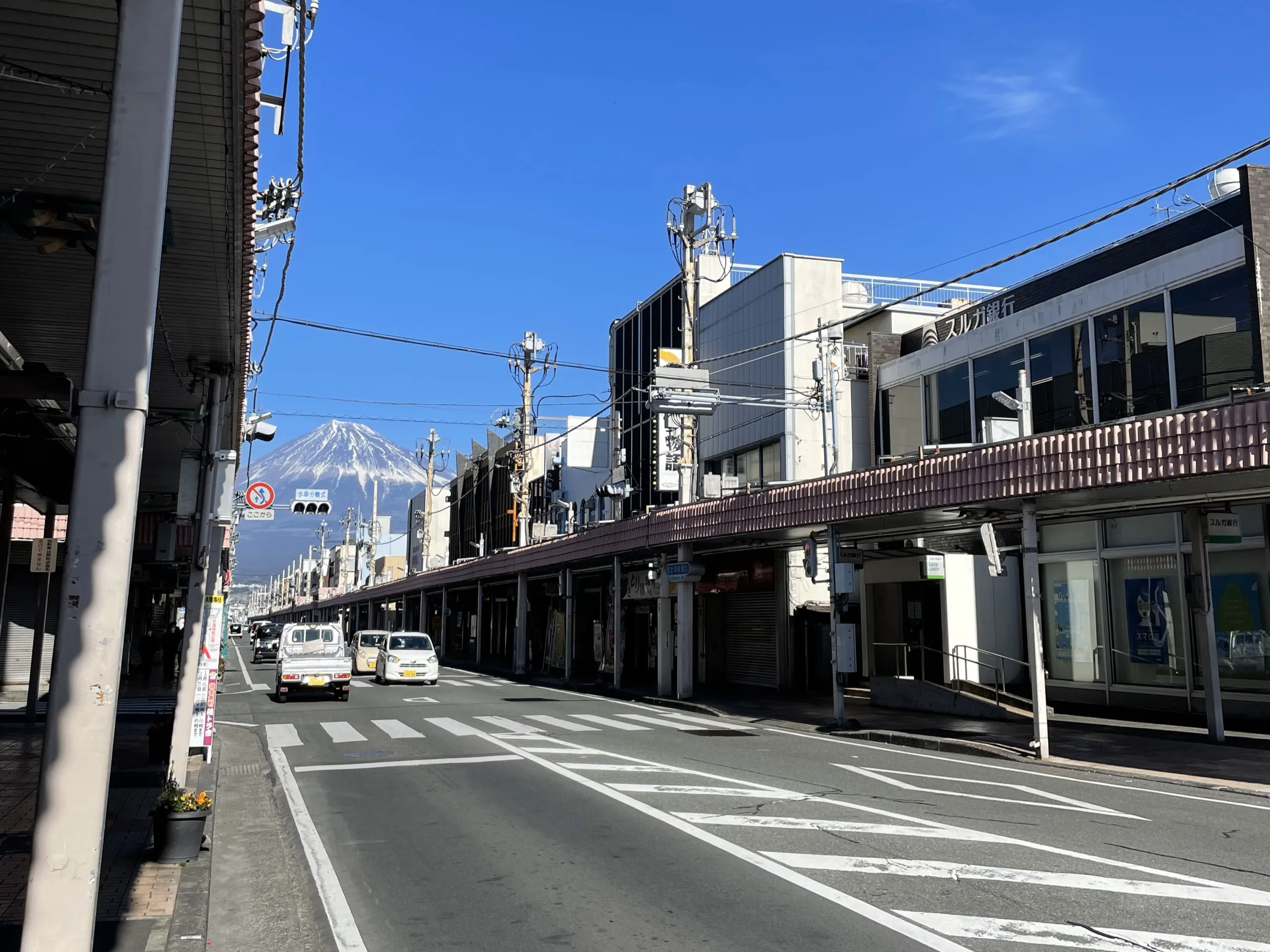 富士駅前の道路と富士山