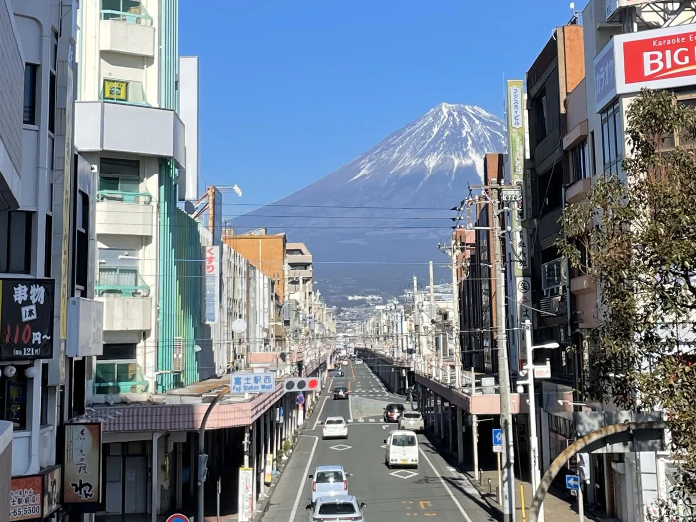 富士駅西の富士山と道路