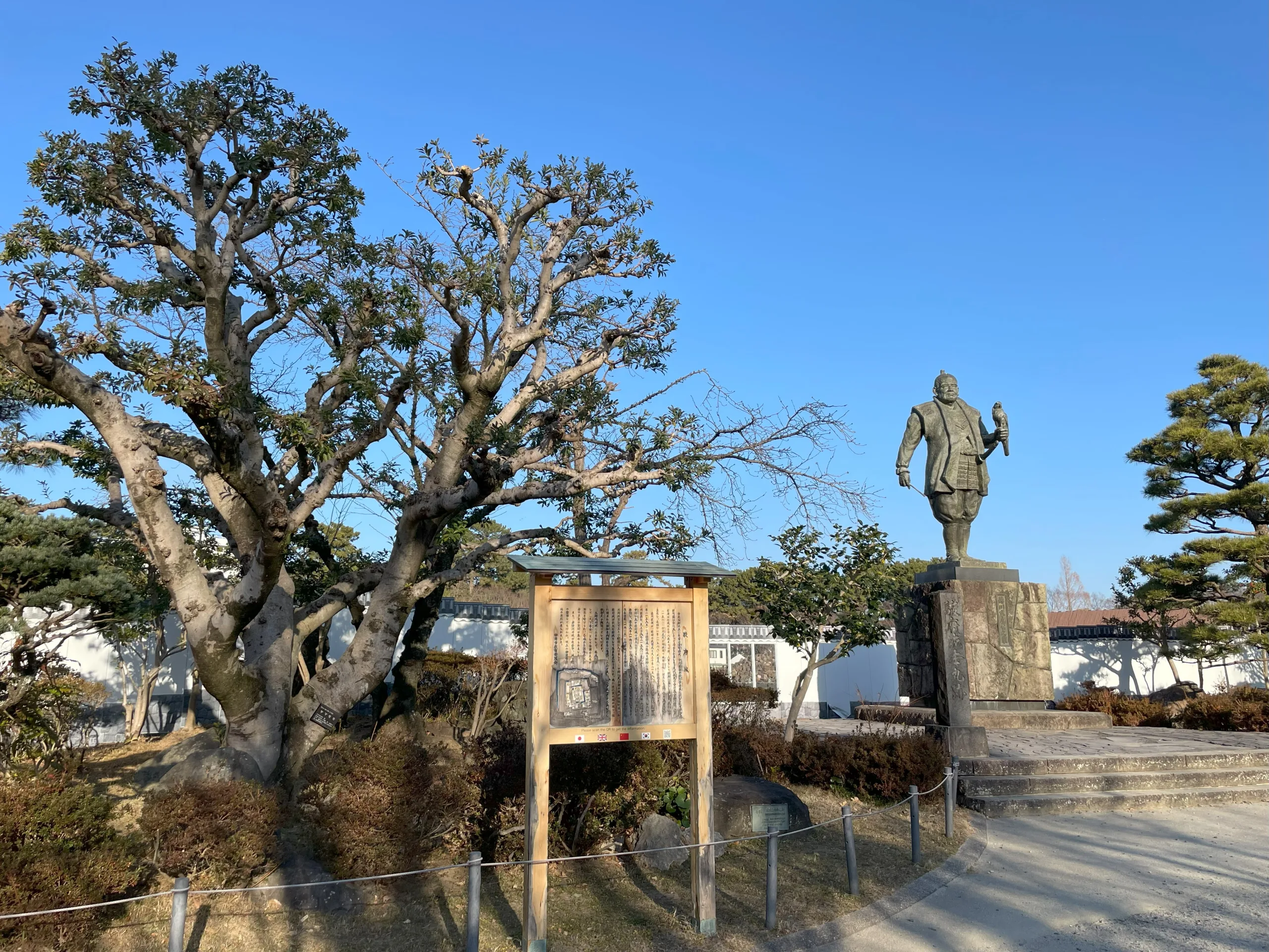 駿府城の公園の徳川家康像