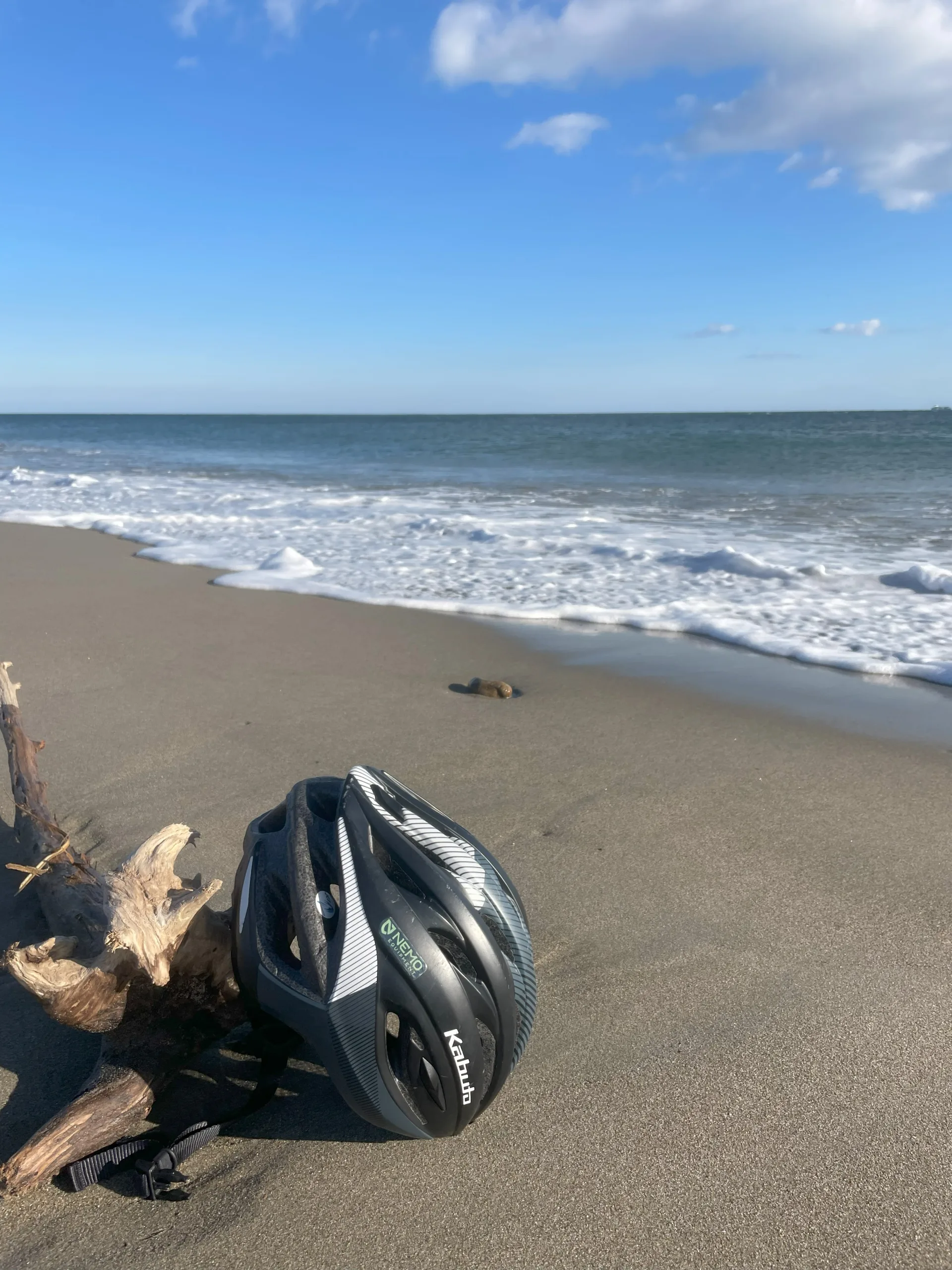 渥美半島の海岸で自転車のヘルメットを撮影