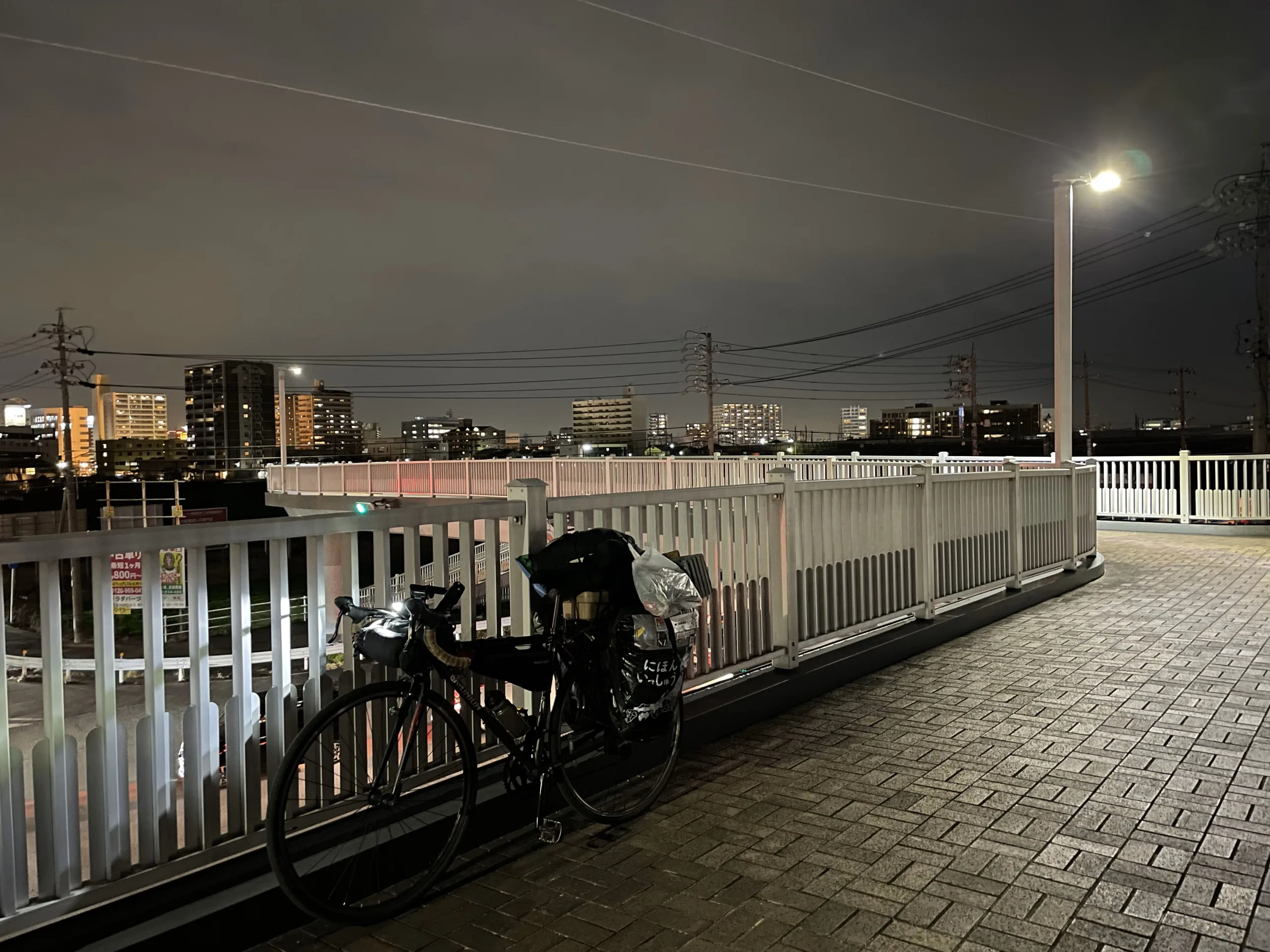 夜の歩道橋と自転車