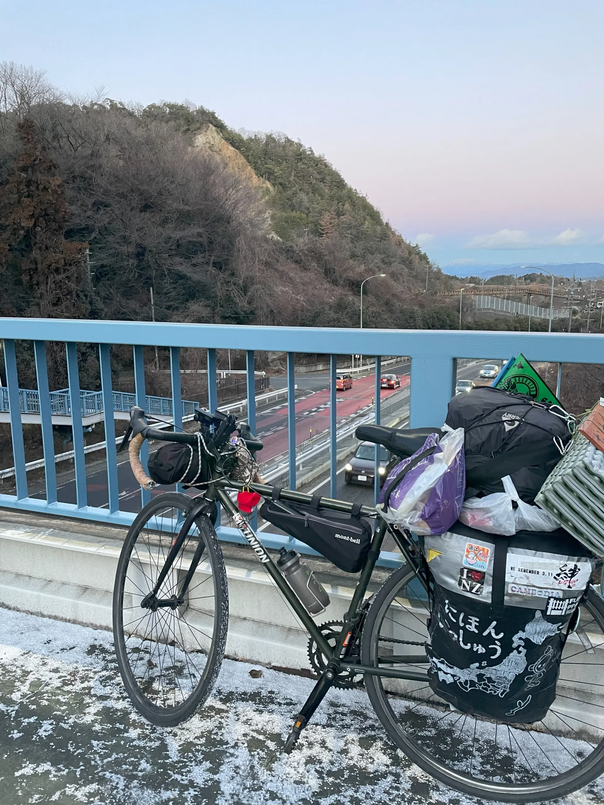 国道19号線の大きな歩道橋を渡る自転車