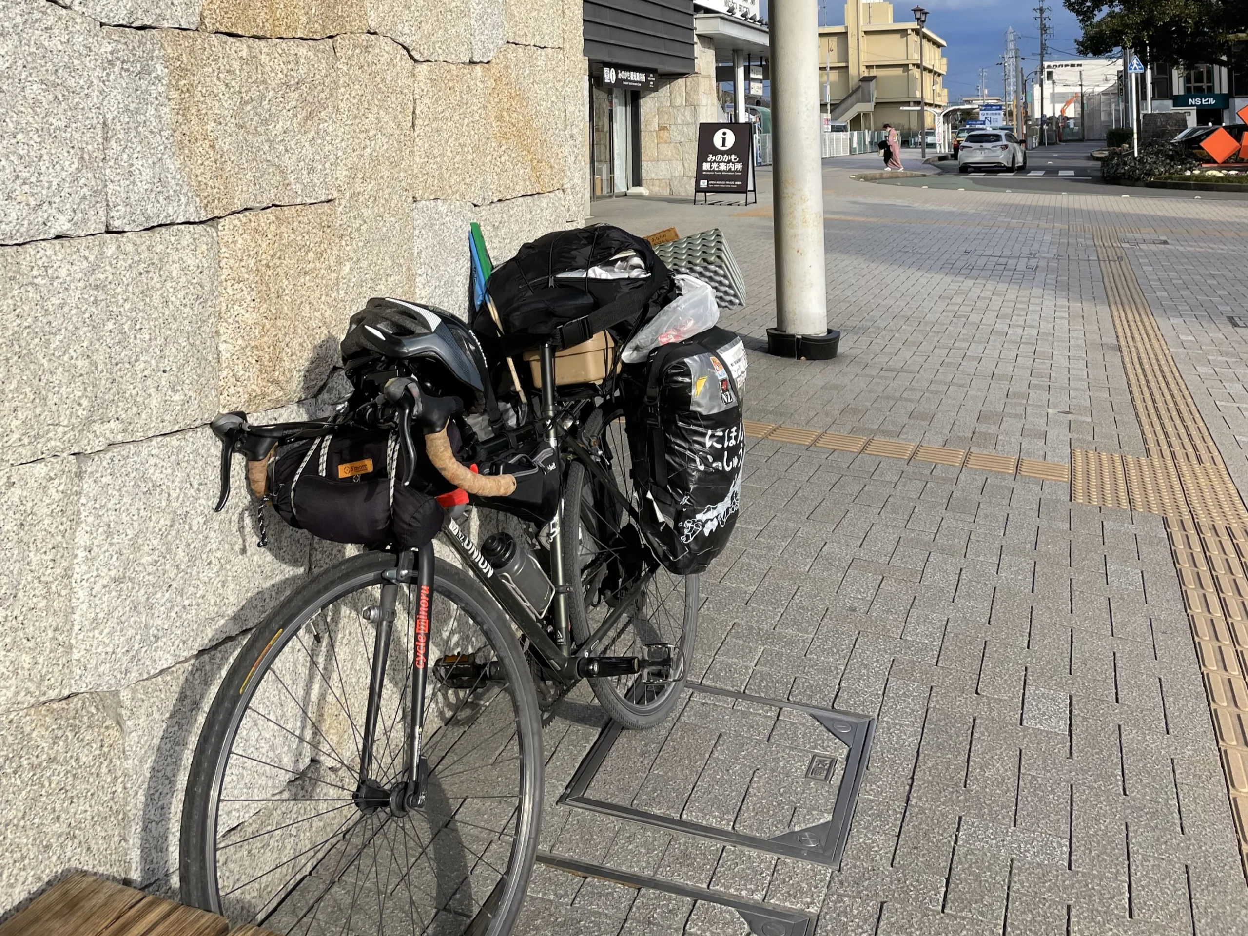 美濃太田駅前のベンチの横に置いた自転車