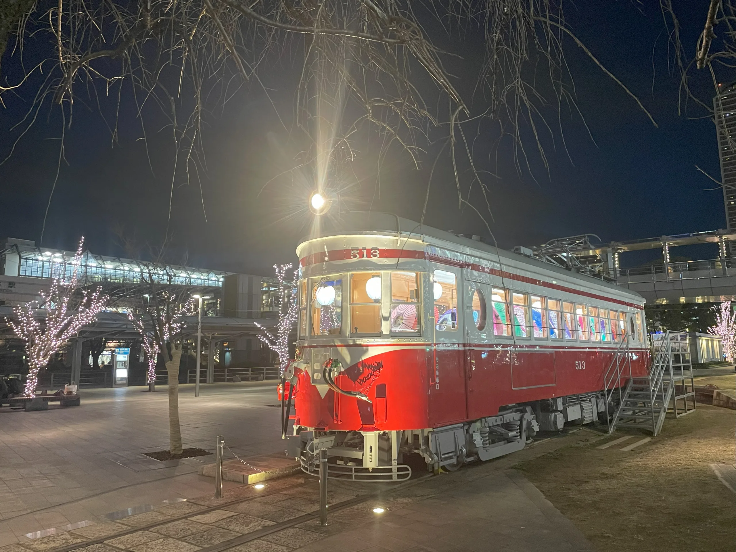 岐阜駅前のレトロな路面電車